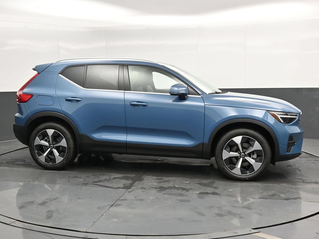 New 2025 Volvo XC40 B5 Core w/ Climate Package AWD/4WD image 3