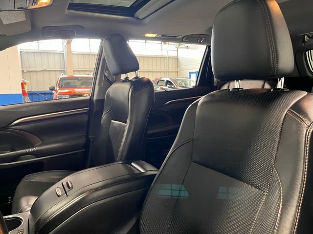 Used 2015 Toyota Highlander Limited image 23