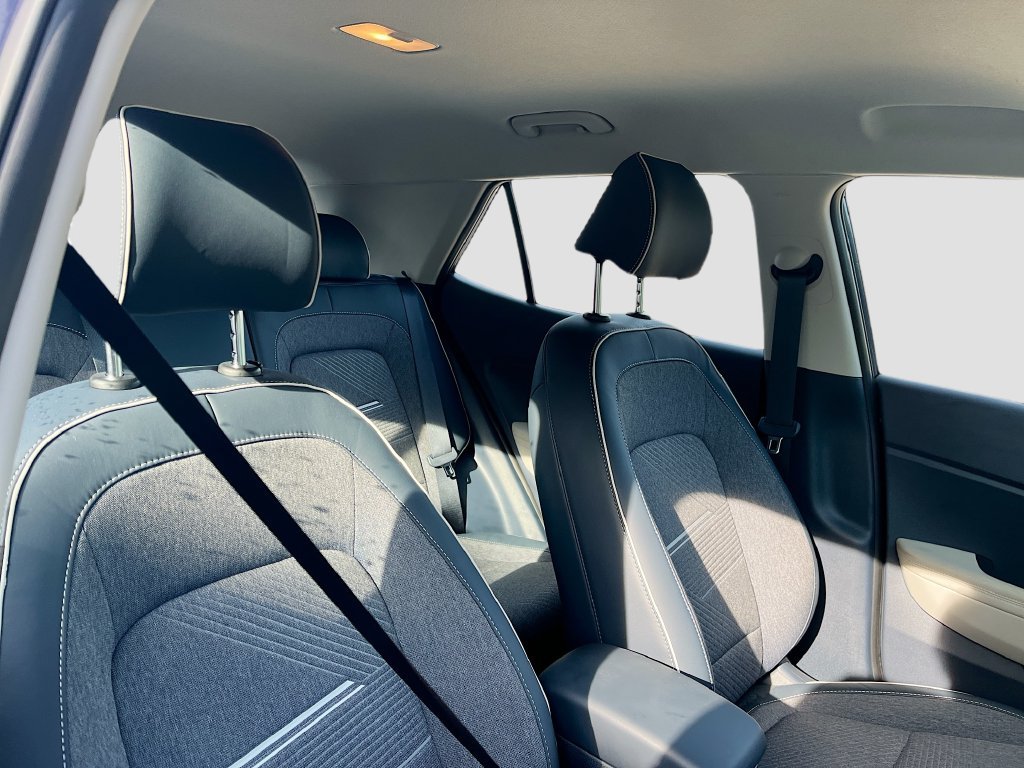 Used 2025 Hyundai Venue Limited FWD image 27