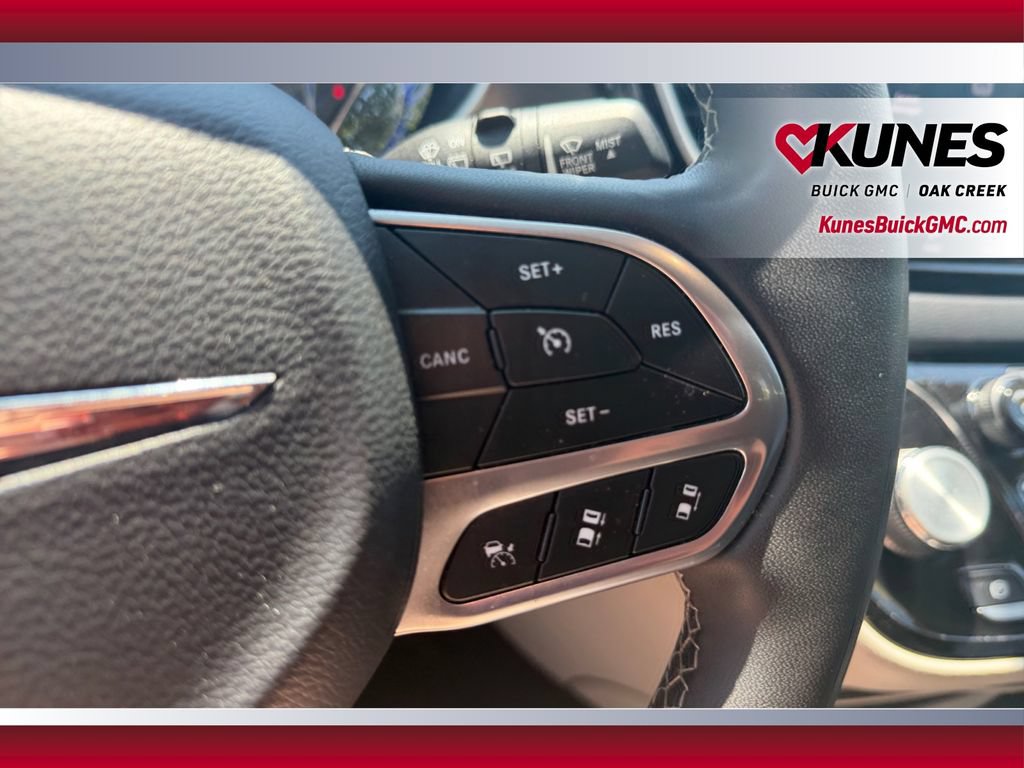 Used 2023 Chrysler Pacifica Touring-L FWD image 18