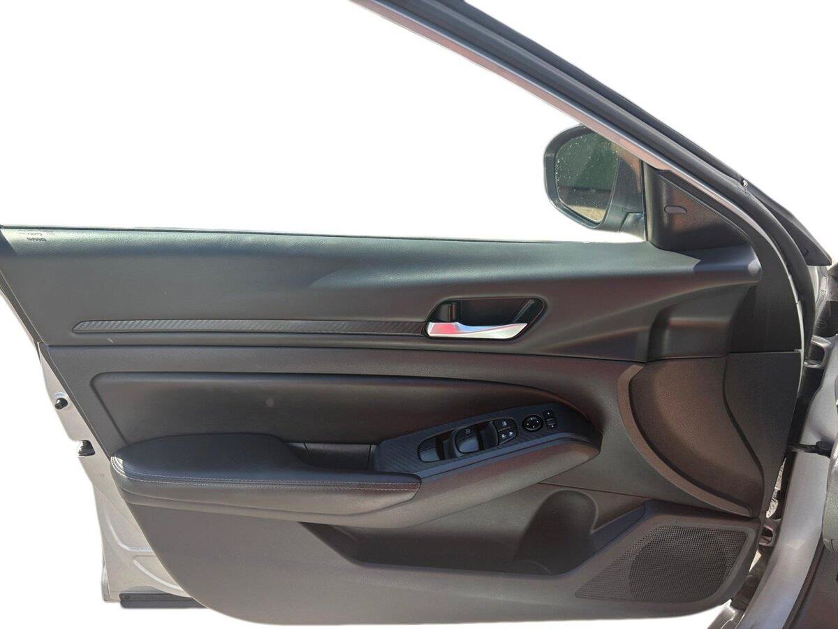Used 2024 Nissan Altima 2.5 SV FWD image 17