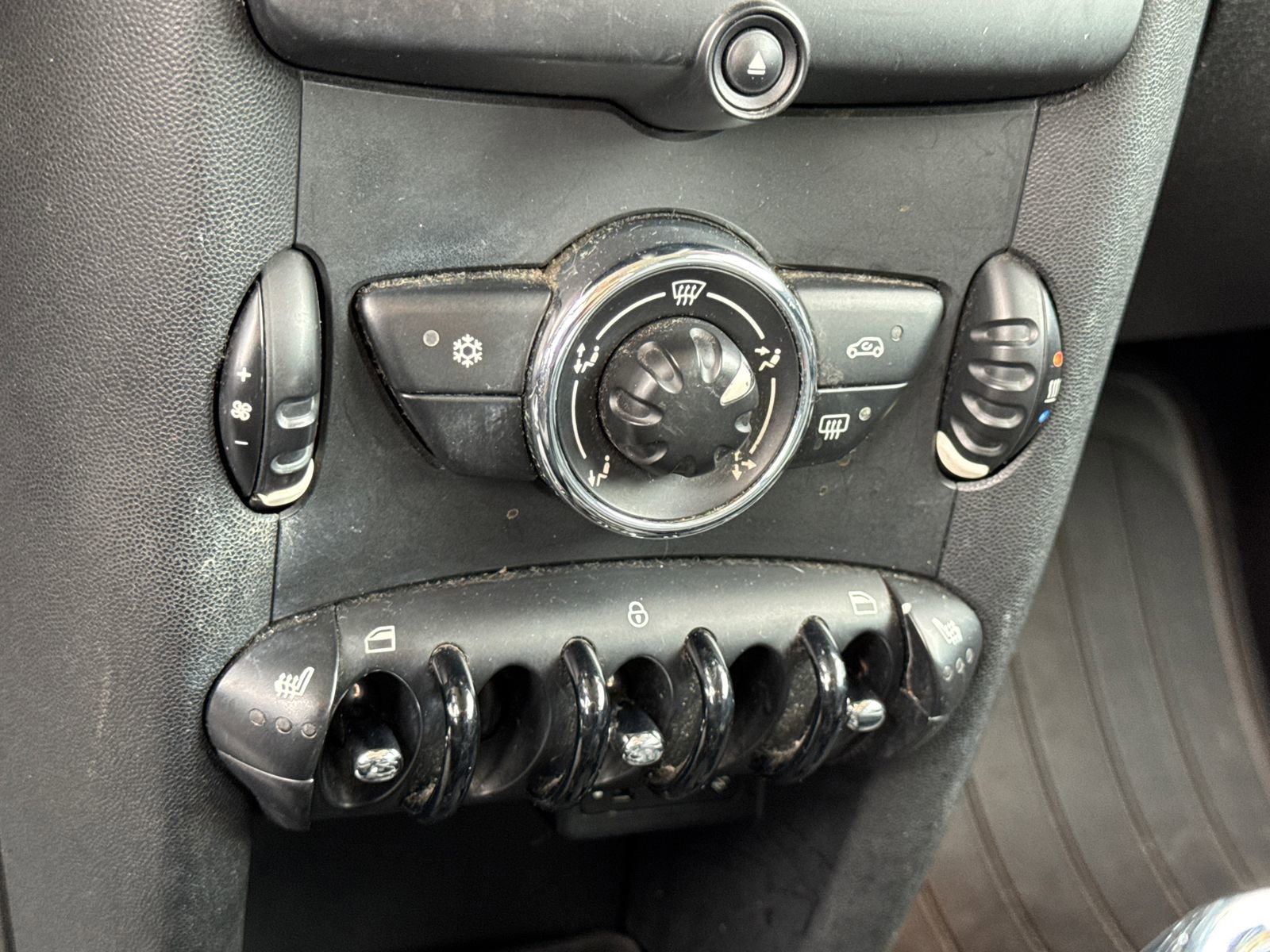 Used 2011 MINI Cooper Hardtop image 18