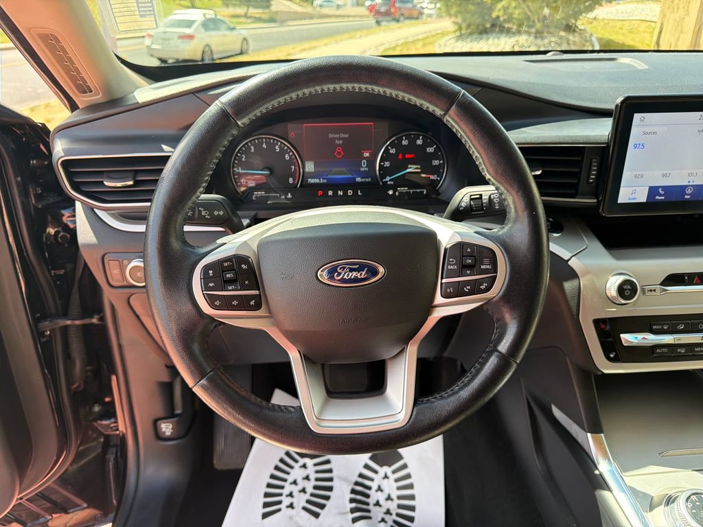 Used 2022 Ford Explorer XLT w/ Equipment Group 202A AWD/4WD image 16