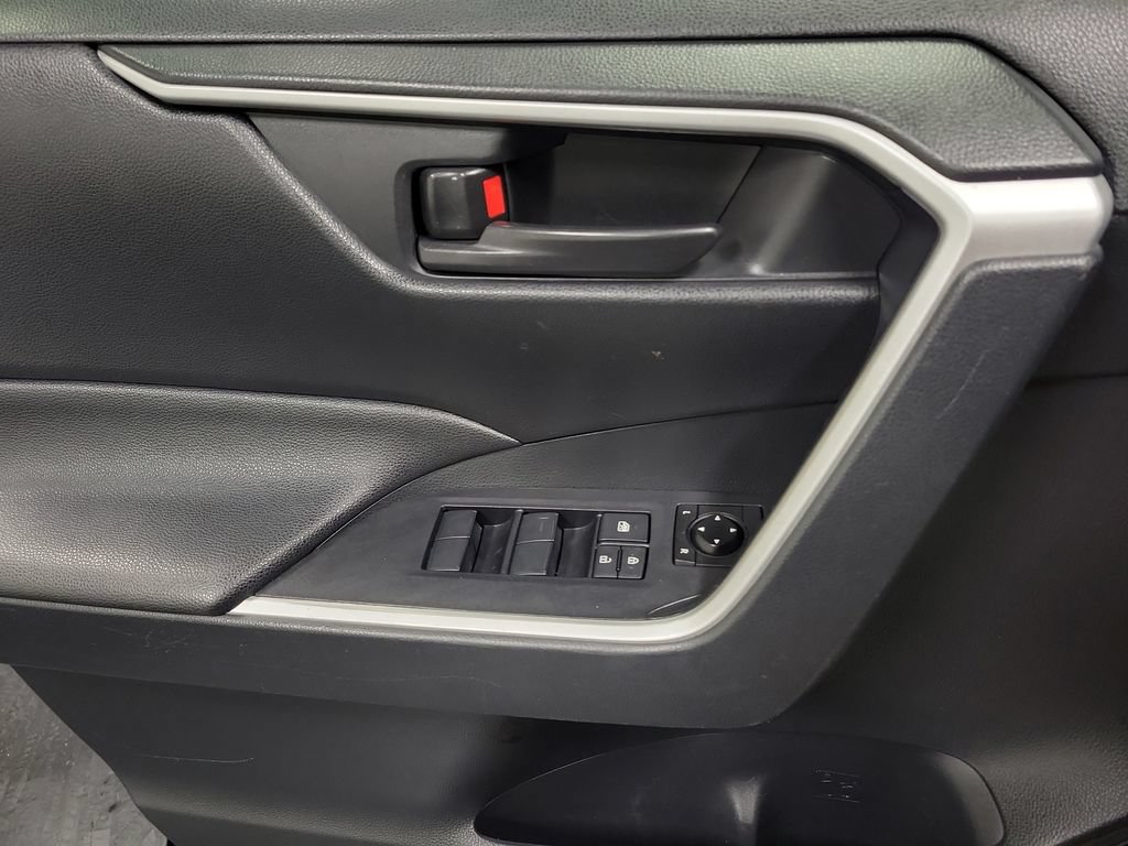 Used 2019 Toyota RAV4 LE FWD image 22