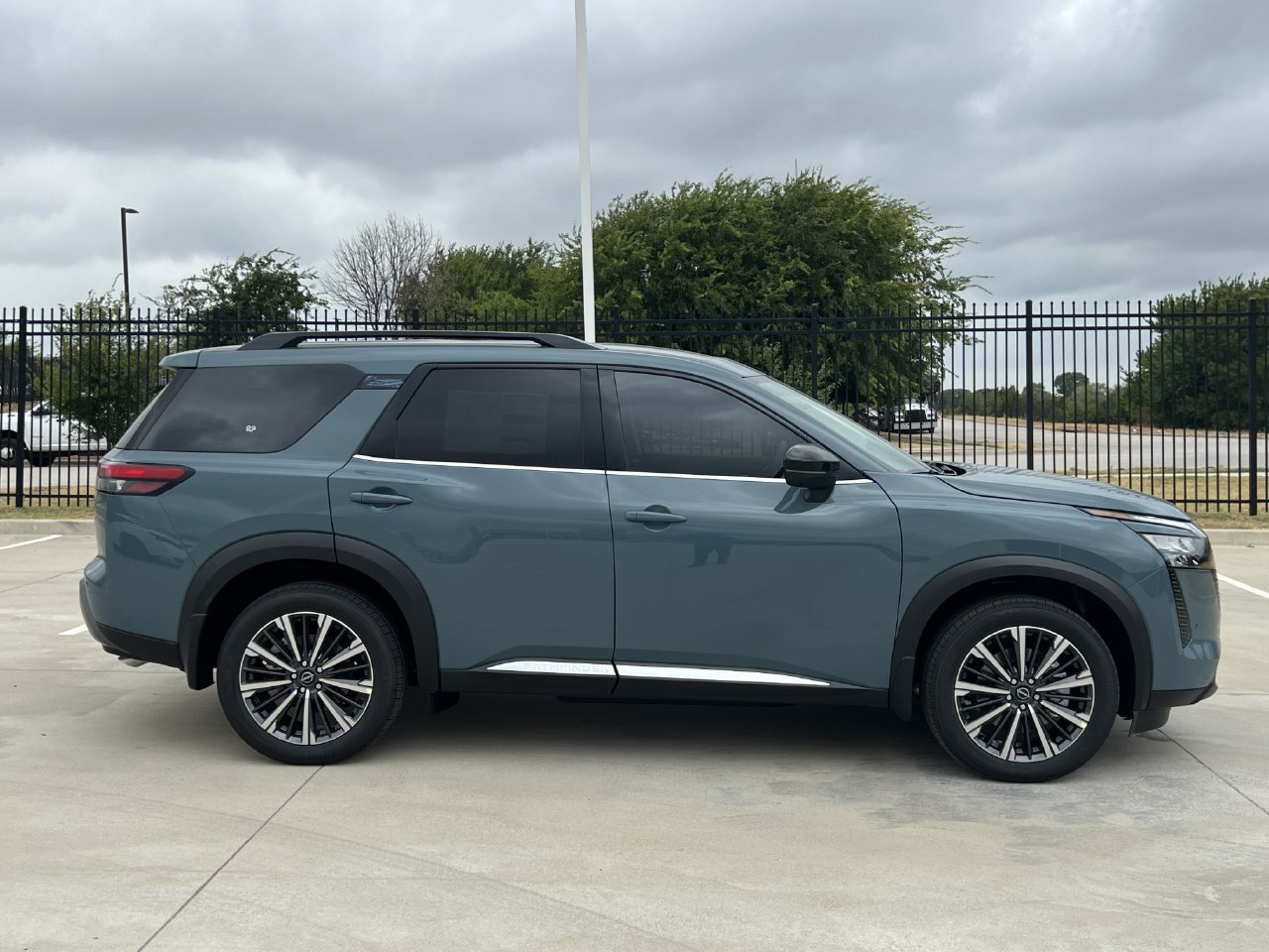 New 2026 Nissan Pathfinder Platinum AWD/4WD image 3