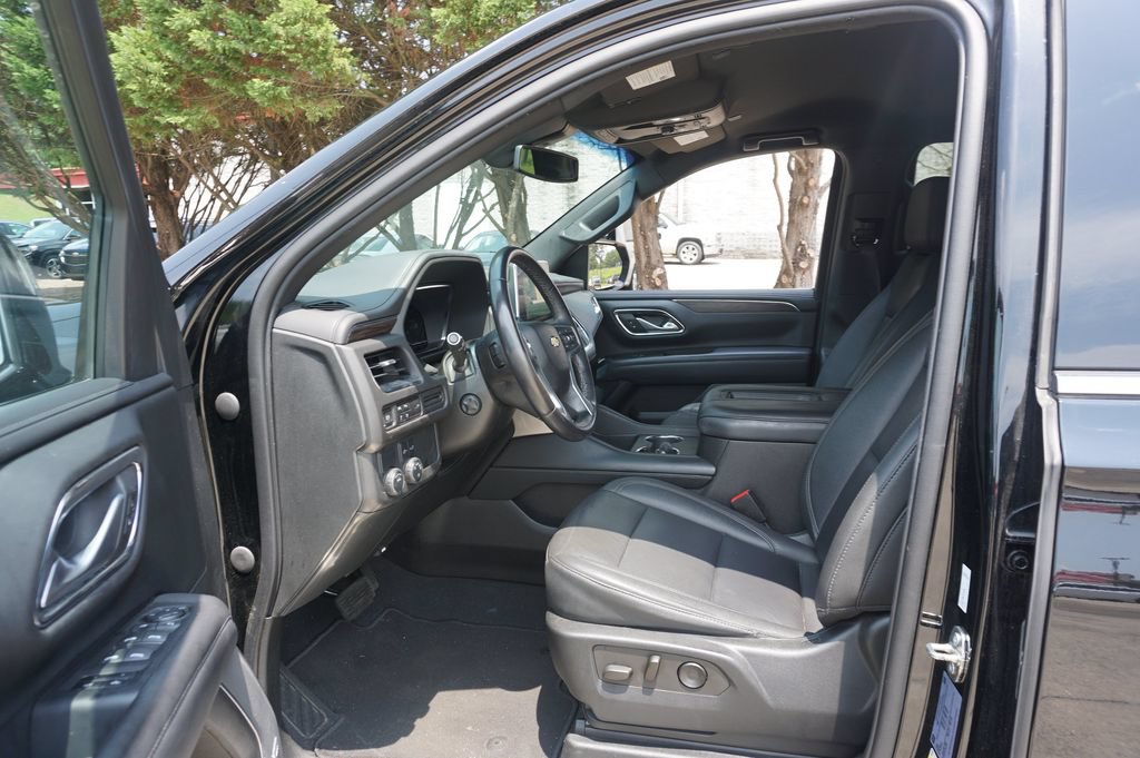 Used 2022 Chevrolet Suburban LT w/ Luxury Package RWD image 2
