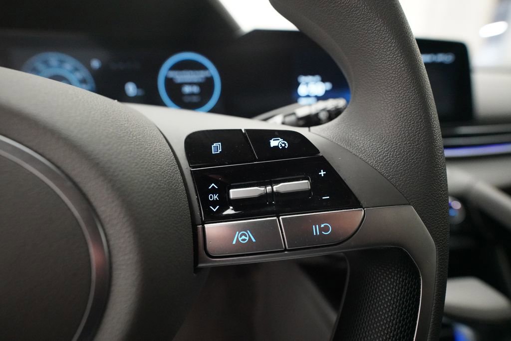 Used 2024 Hyundai Elantra Blue image 18