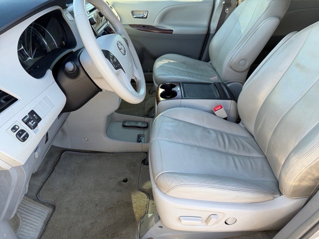 Used 2013 Toyota Sienna XLE image 9