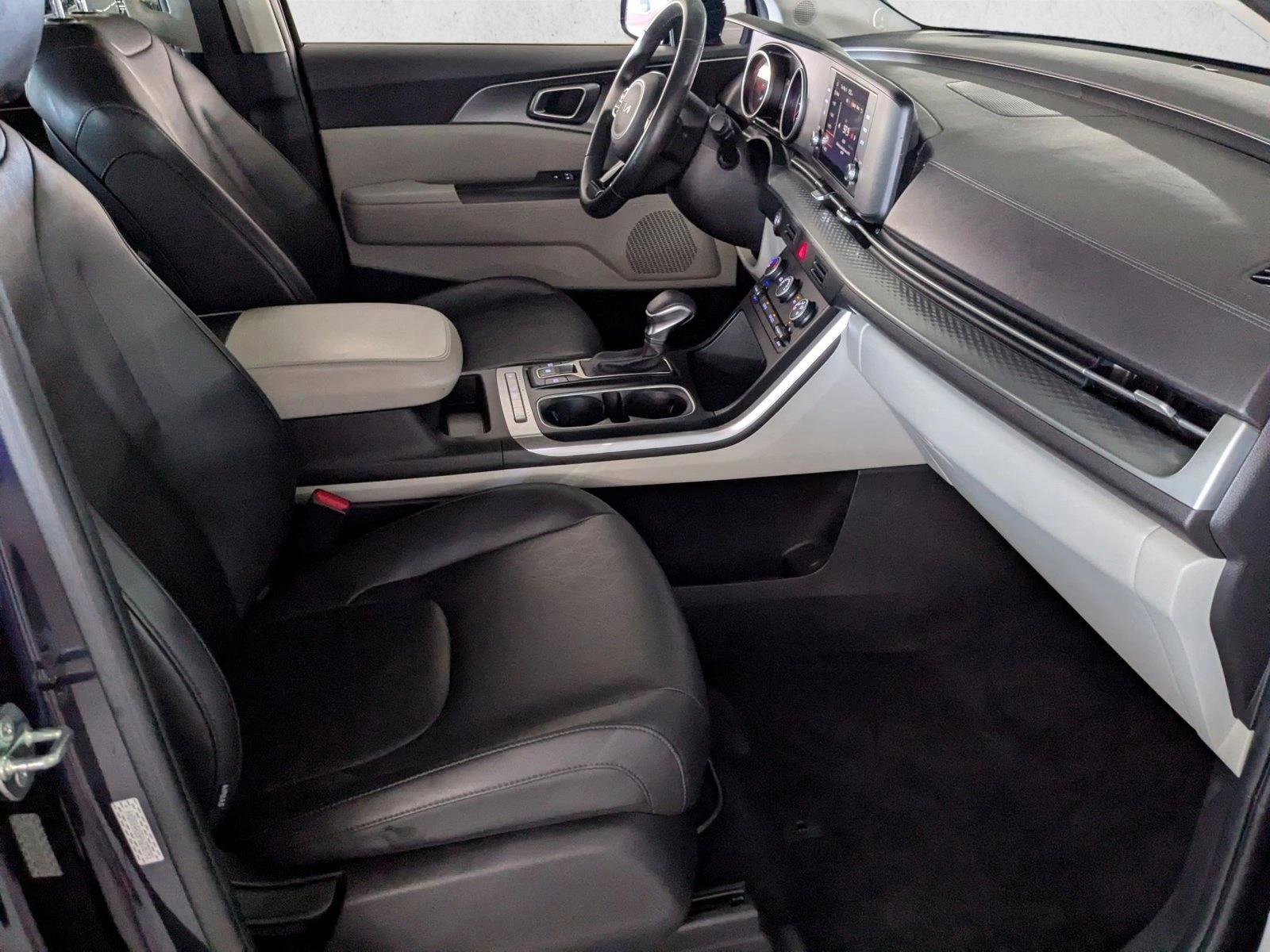 Used 2023 Kia Carnival LX FWD image 23
