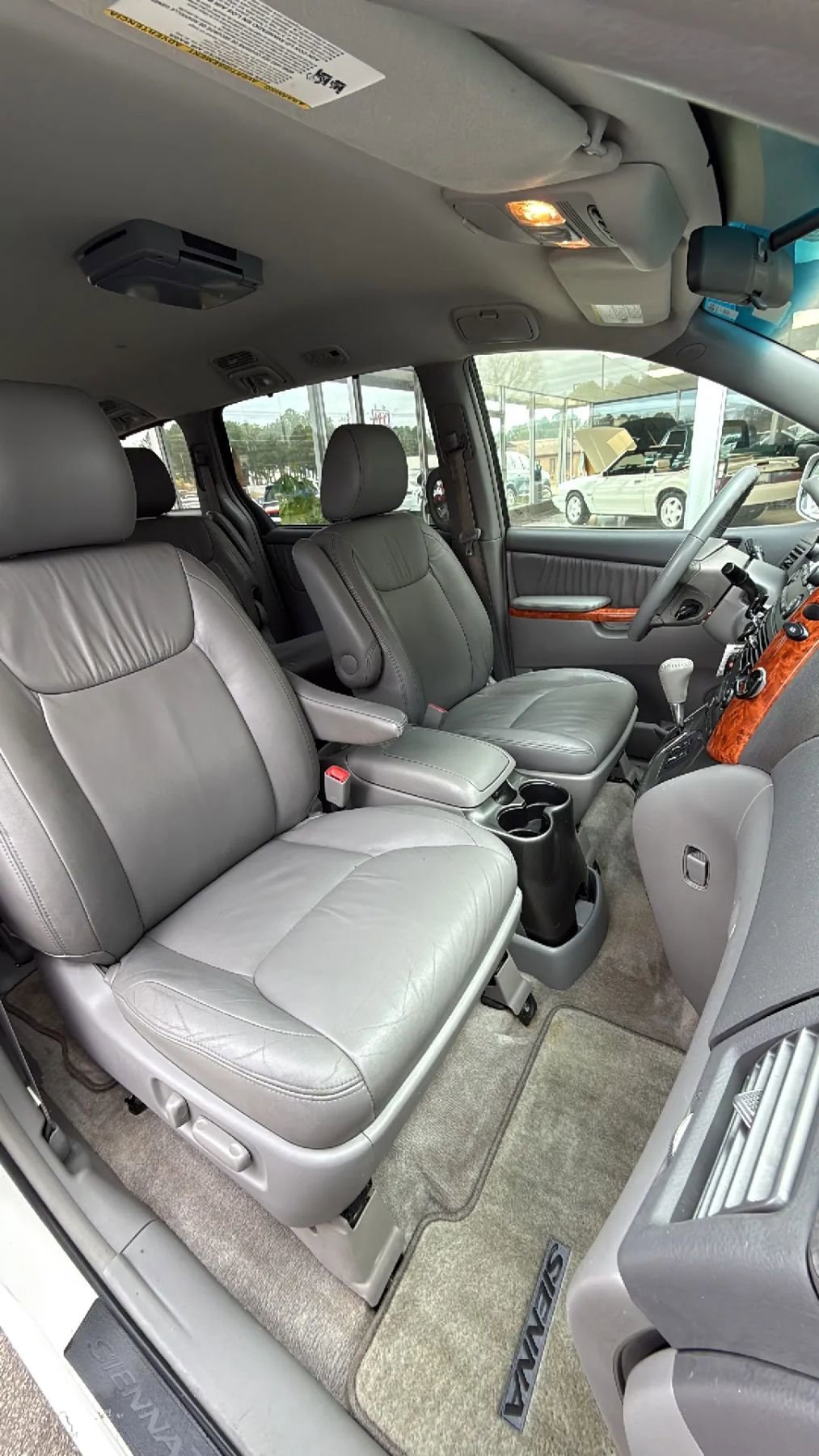 Used 2010 Toyota Sienna XLE FWD image 12