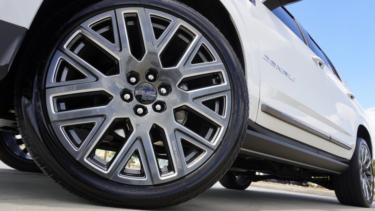 Used 2025 GMC Yukon Denali Ultimate image 11