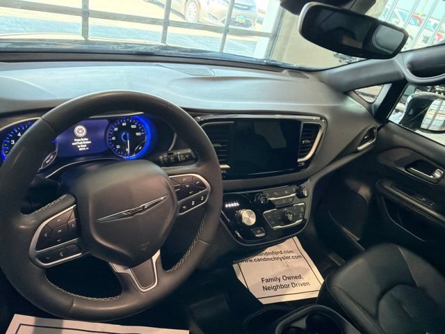 Used 2025 Chrysler Pacifica Select FWD image 11