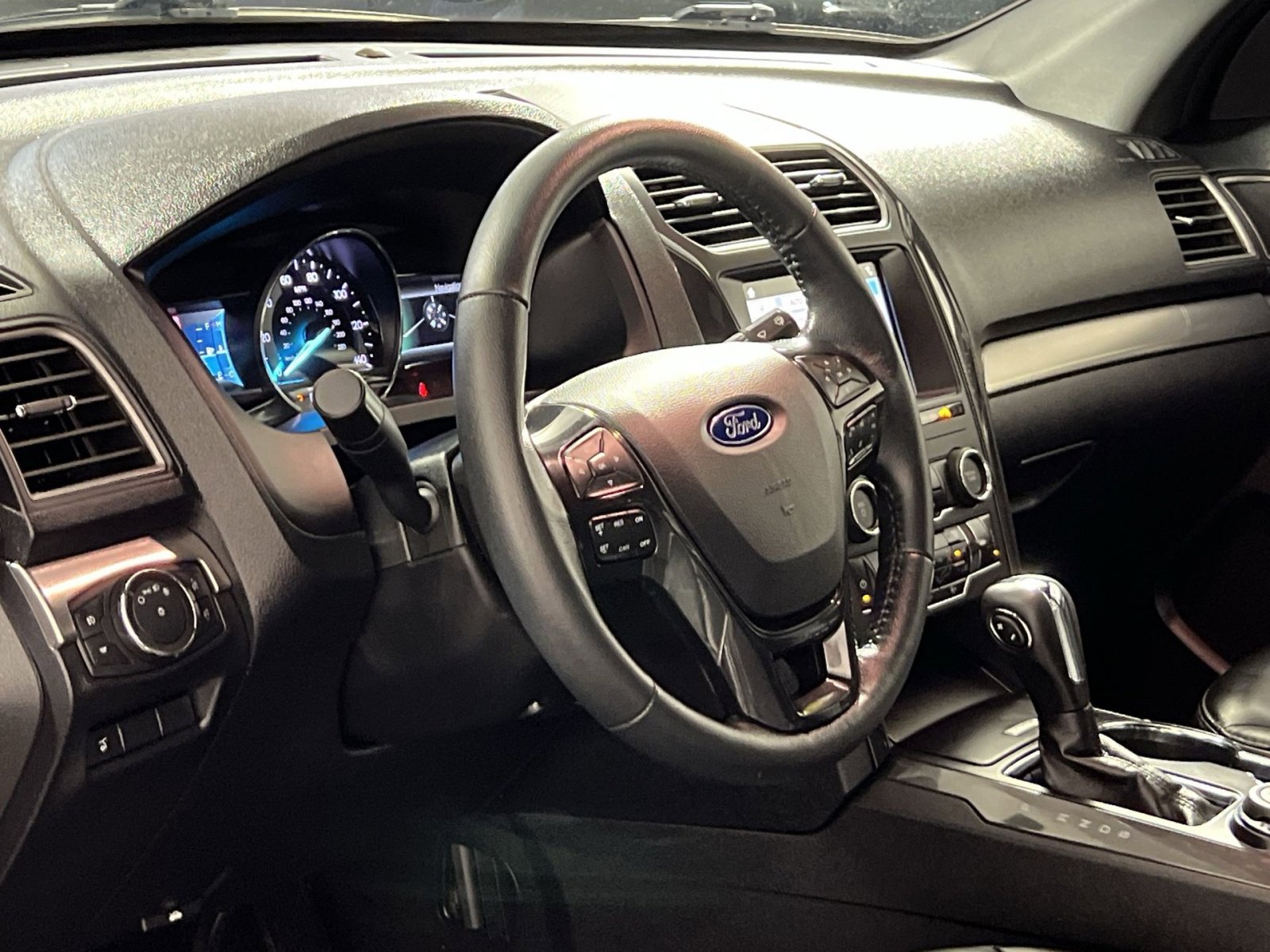 Used 2019 Ford Explorer XLT w/ Equipment Group 202A AWD/4WD image 17