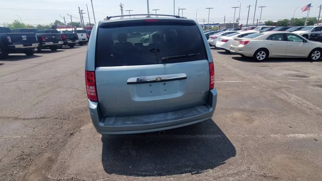 Used 2009 Chrysler Town & Country Touring FWD image 7