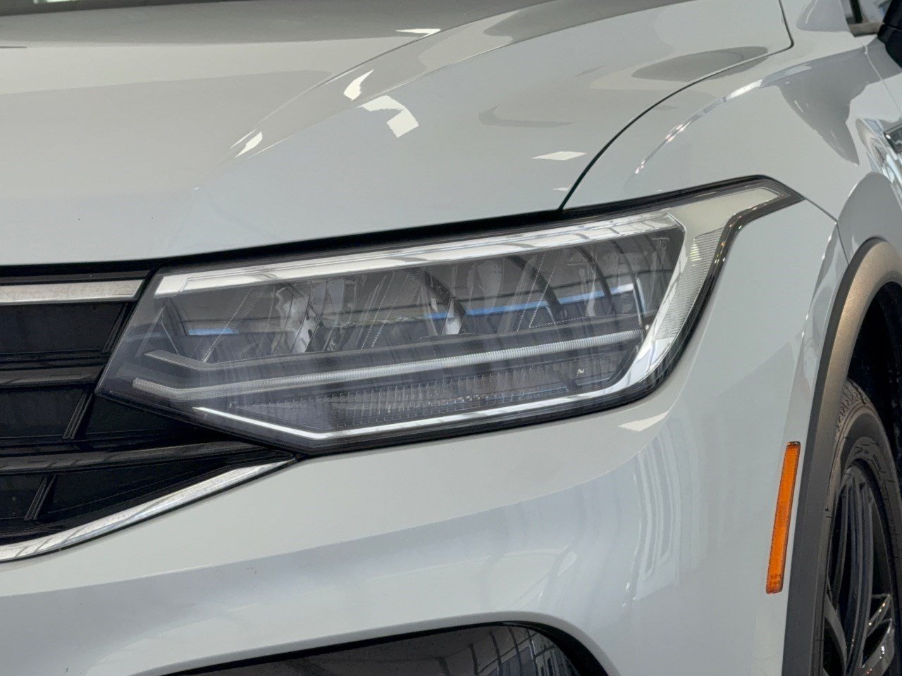 Used 2022 Volkswagen Tiguan SE R-Line FWD image 12