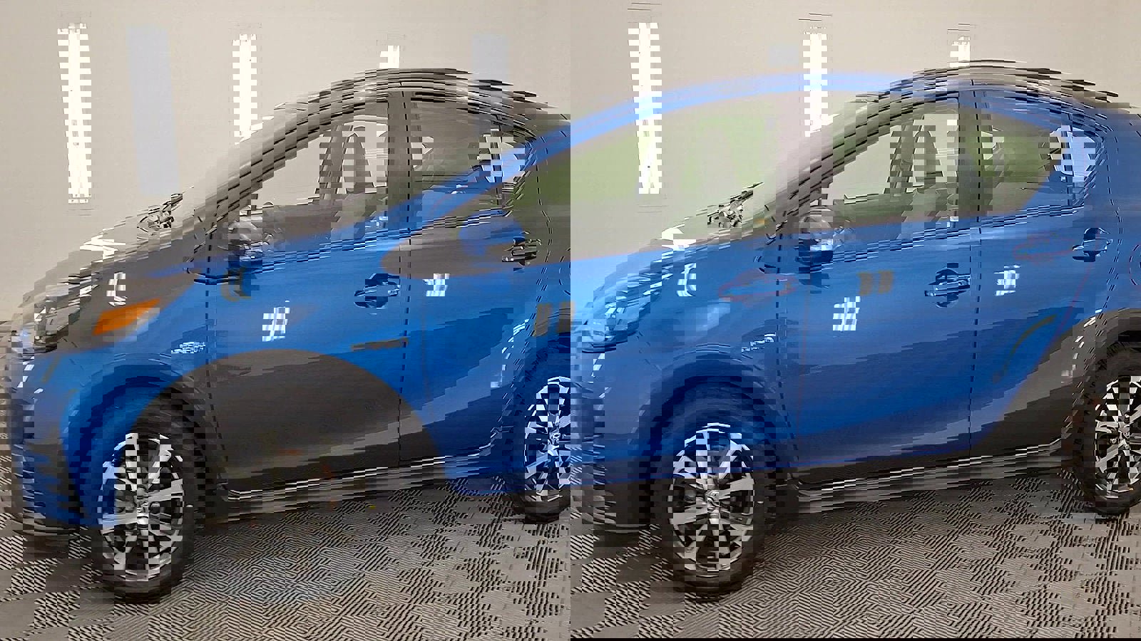 Certified 2018 Toyota Prius C One image 9