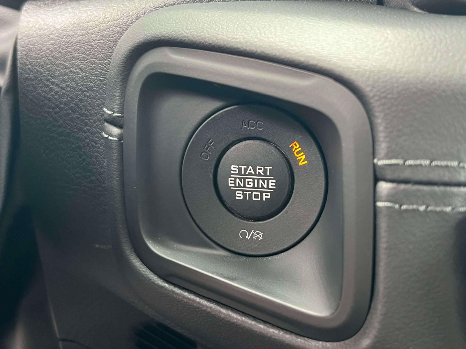 Used 2025 Jeep Gladiator Sport AWD/4WD image 11