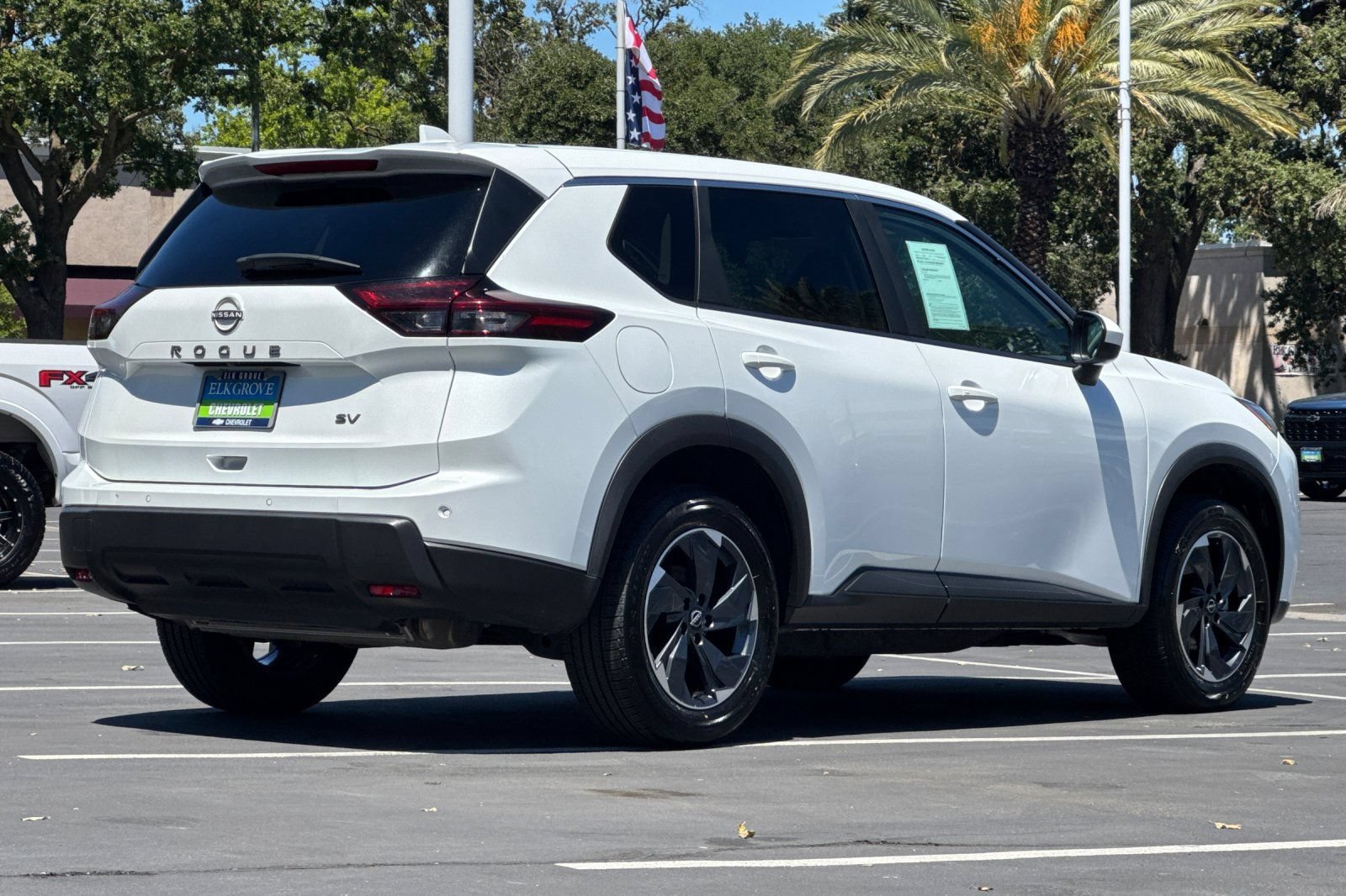 Used 2024 Nissan Rogue SV FWD image 3
