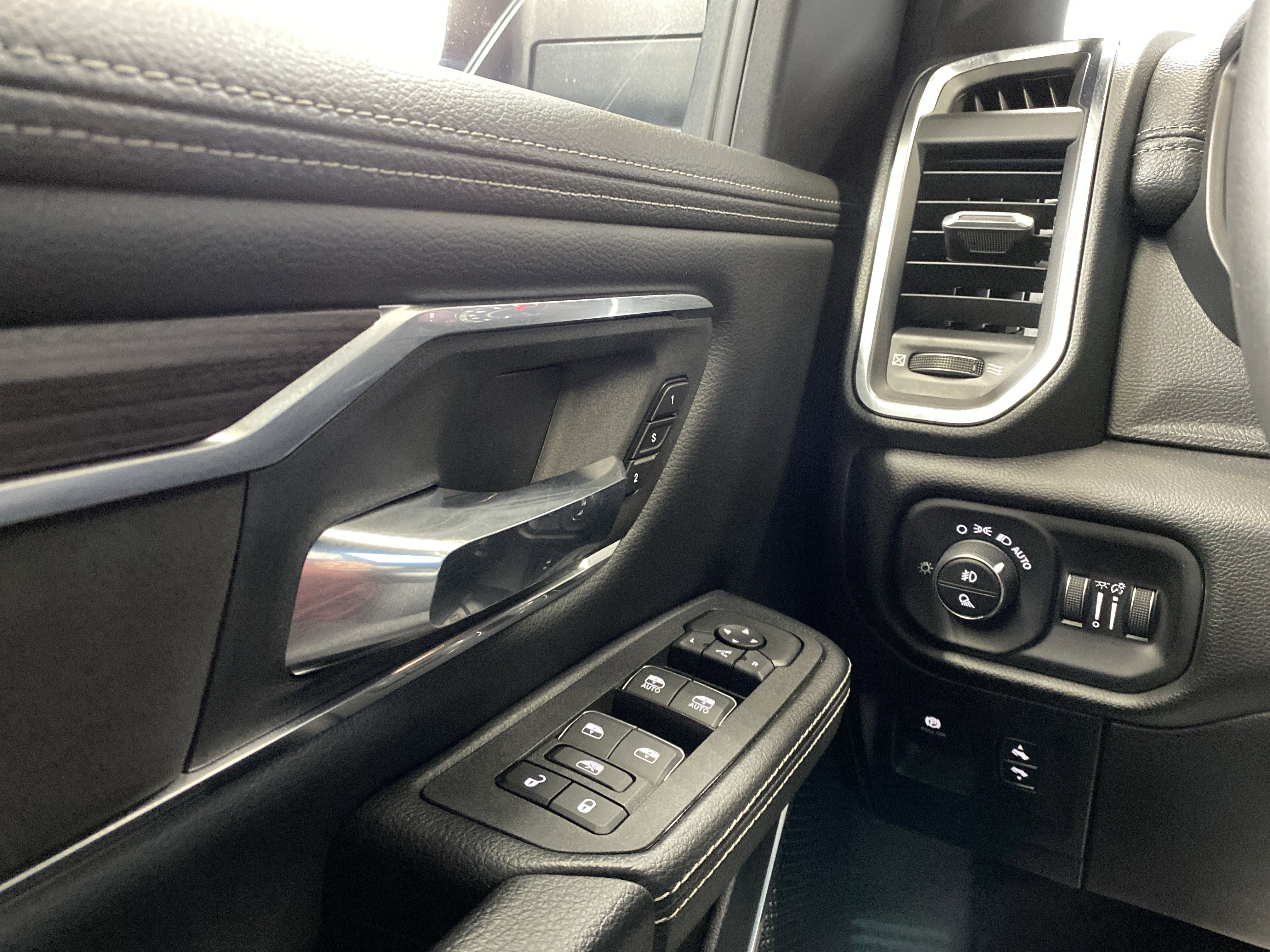 Used 2025 RAM 1500 Laramie w/ Sport Appearance Package image 22