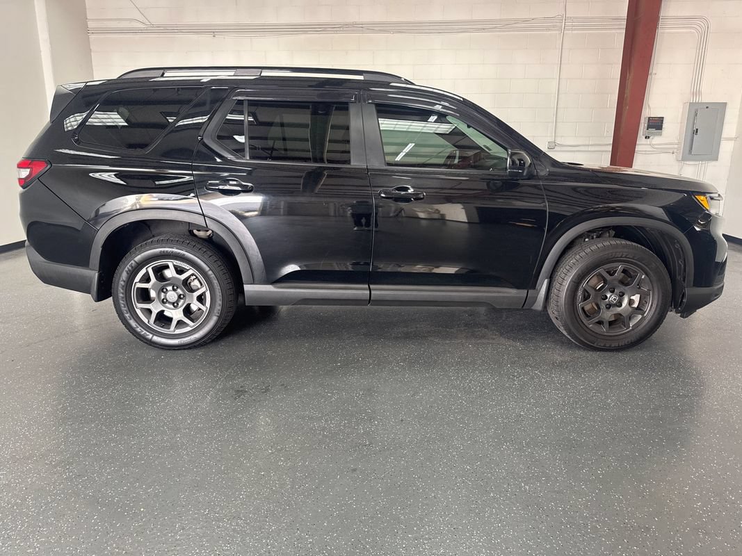 Used 2025 Honda Pilot TrailSport image 3