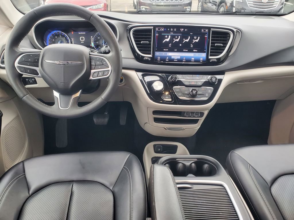 Used 2024 Chrysler Pacifica Touring-L image 32