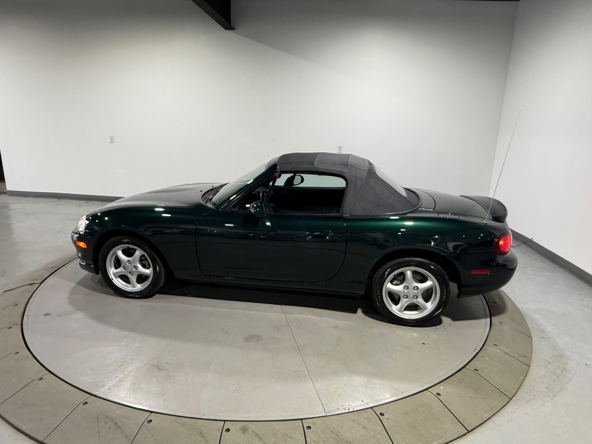 Used 1999 MAZDA MX-5 Miata RWD image 13