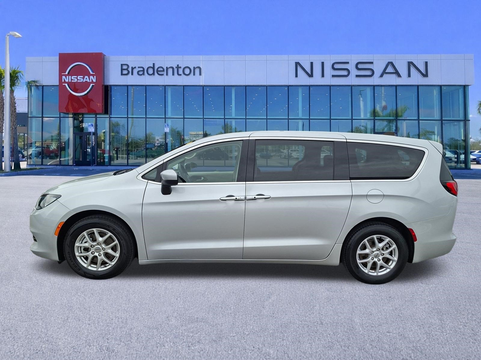 Used 2023 Chrysler Voyager LX FWD image 8
