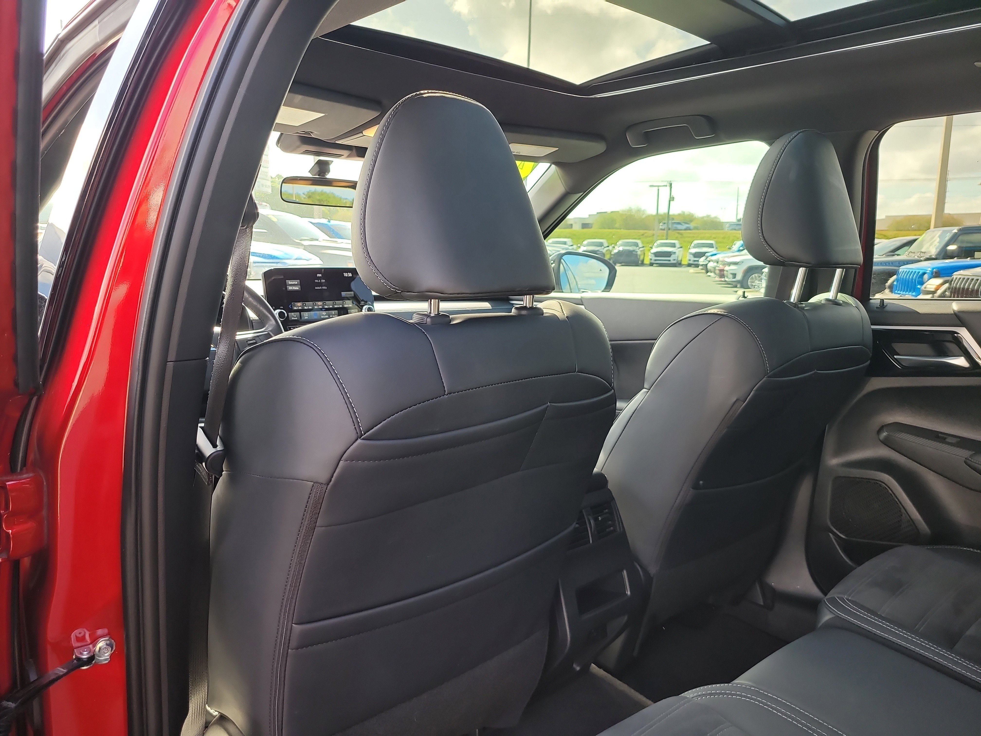 Used 2024 Mitsubishi Outlander SE image 12