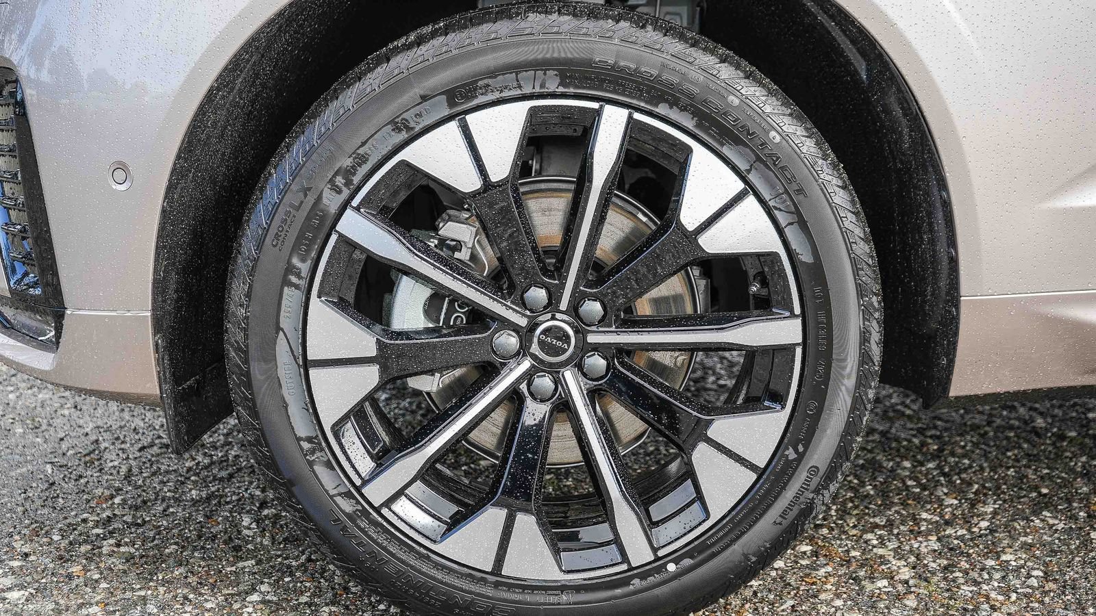 New 2026 Volvo XC60 B5 Plus w/ Protection Package Premier AWD/4WD image 11