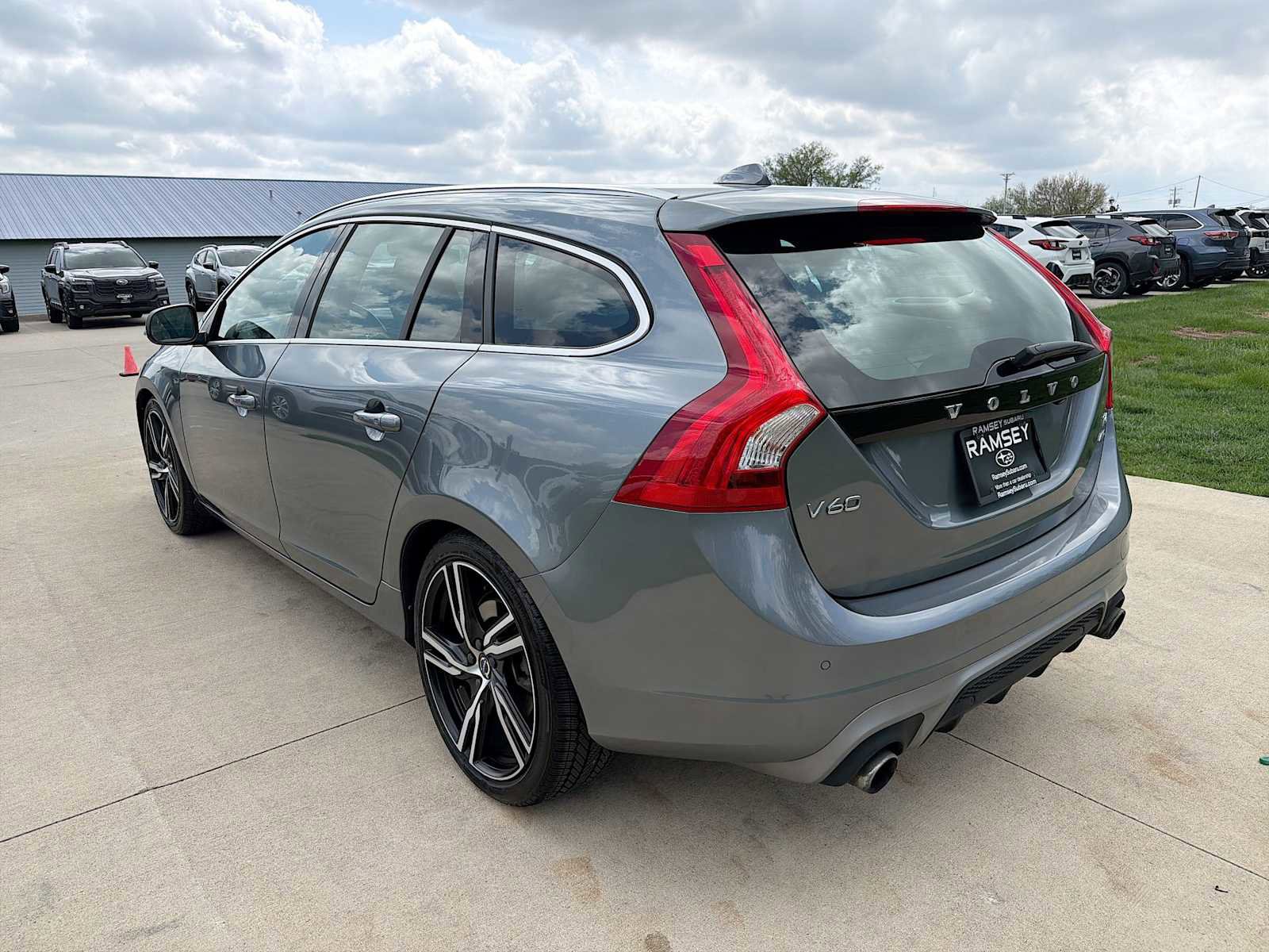 Used 2017 Volvo V60 T6 R-Design Platinum w/ Climate Package AWD/4WD image 4