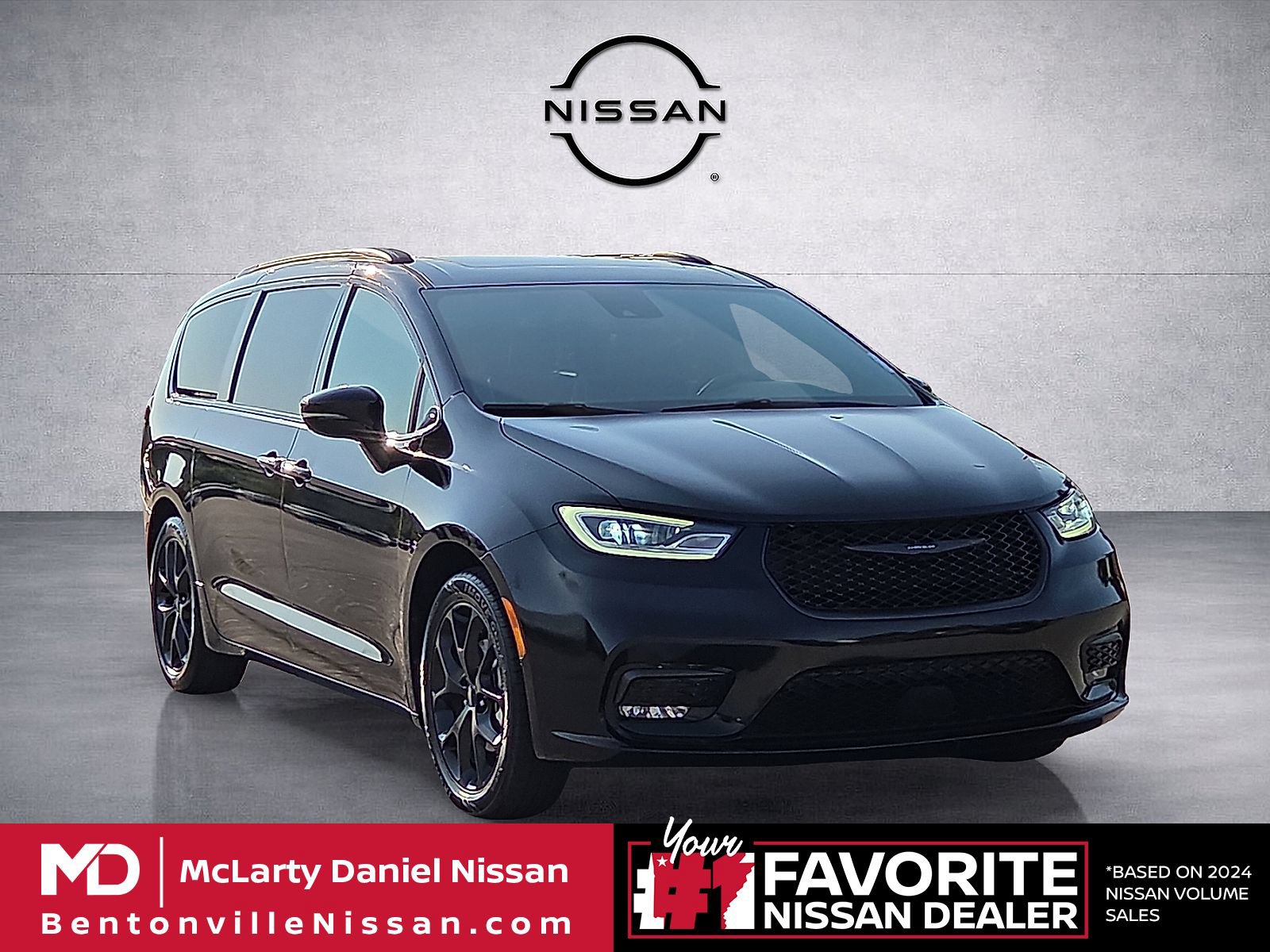 Used 2025 Chrysler Pacifica Limited FWD image 1
