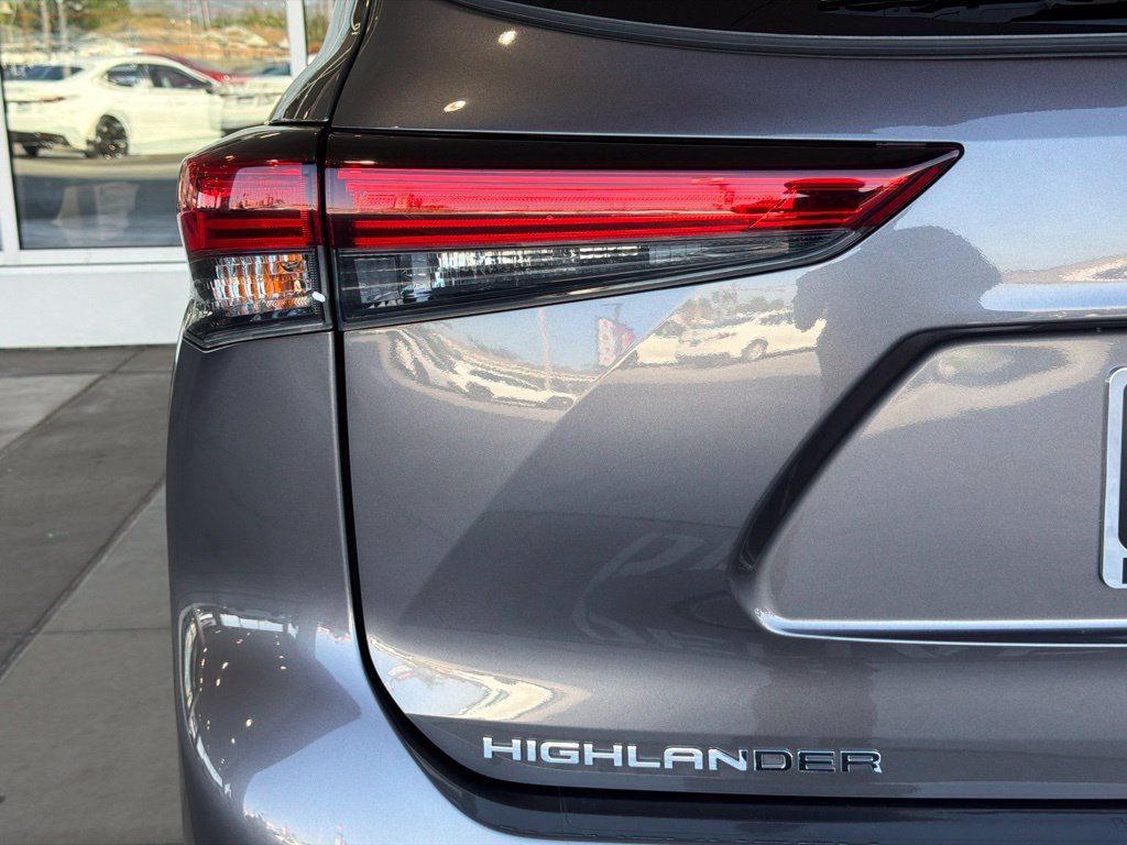 Certified 2021 Toyota Highlander XSE FWD image 11