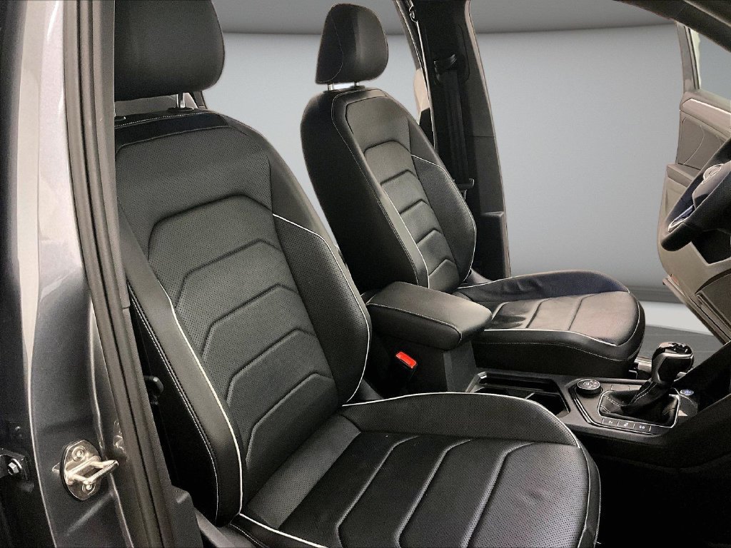 Used 2022 Volkswagen Tiguan SEL R-Line AWD/4WD image 28