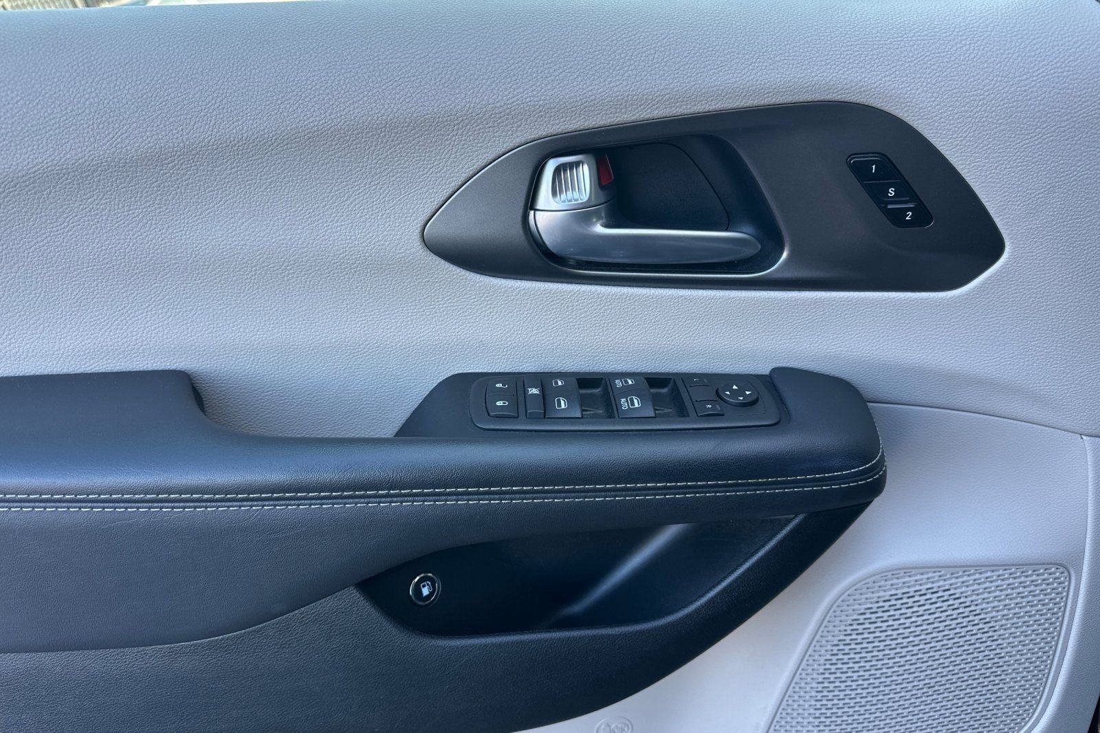 Used 2024 Chrysler Pacifica Select image 12