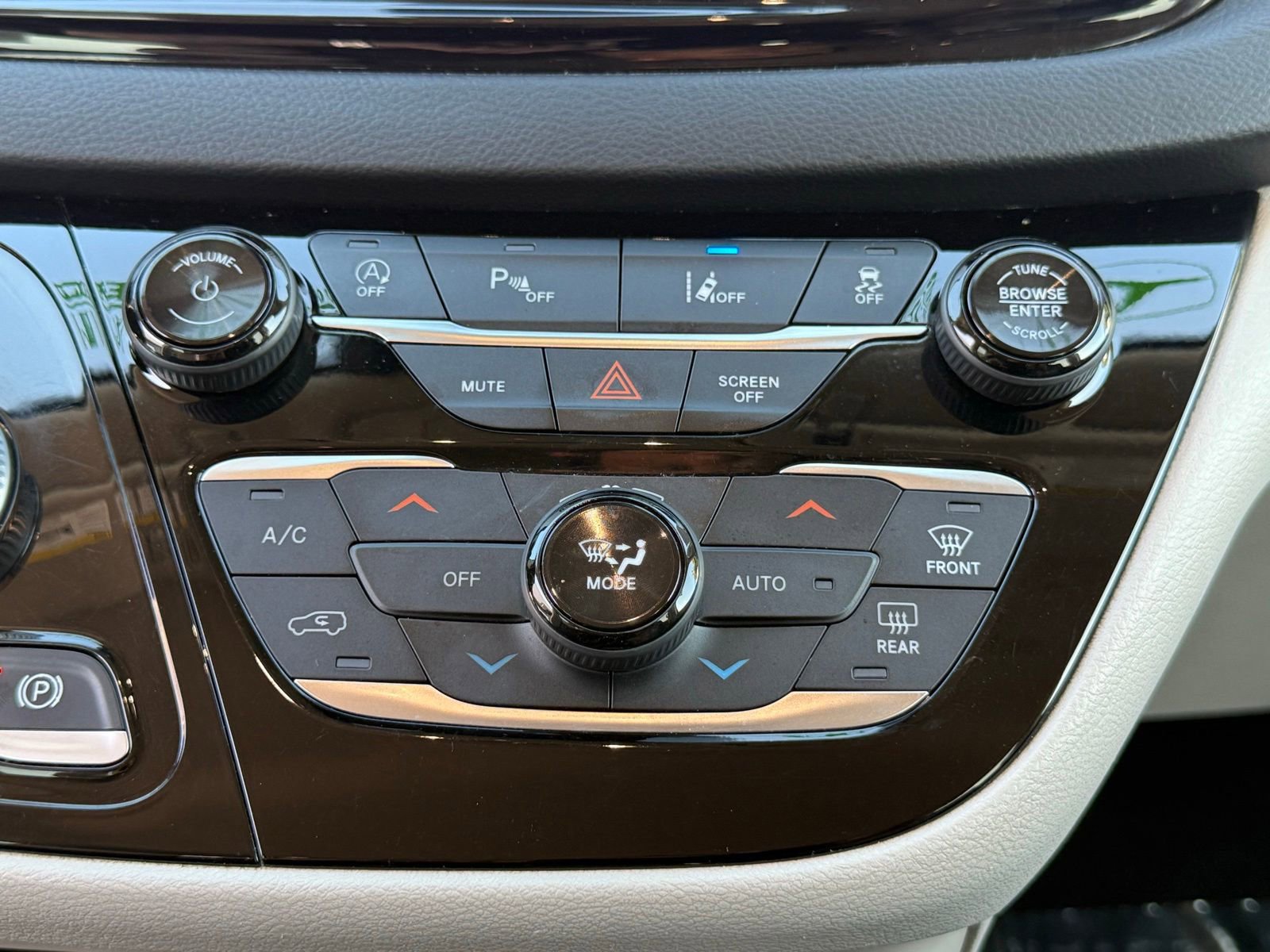 Used 2022 Chrysler Pacifica Touring-L FWD image 32