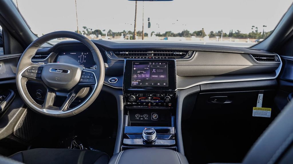 New 2025 Jeep Grand Cherokee L Altitude image 13