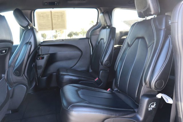 Used 2025 Chrysler Pacifica Select image 12