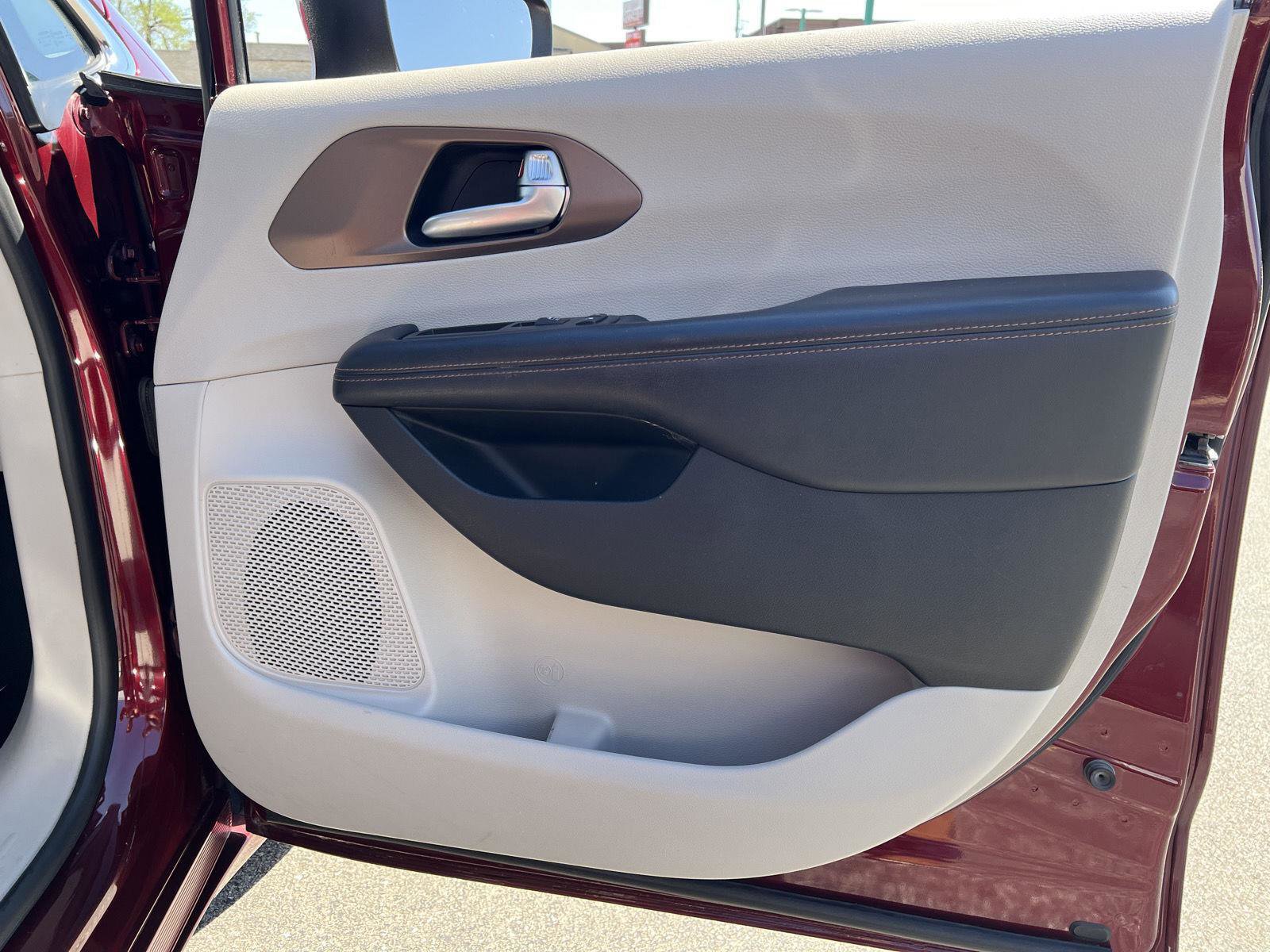 Used 2017 Chrysler Pacifica Touring image 13