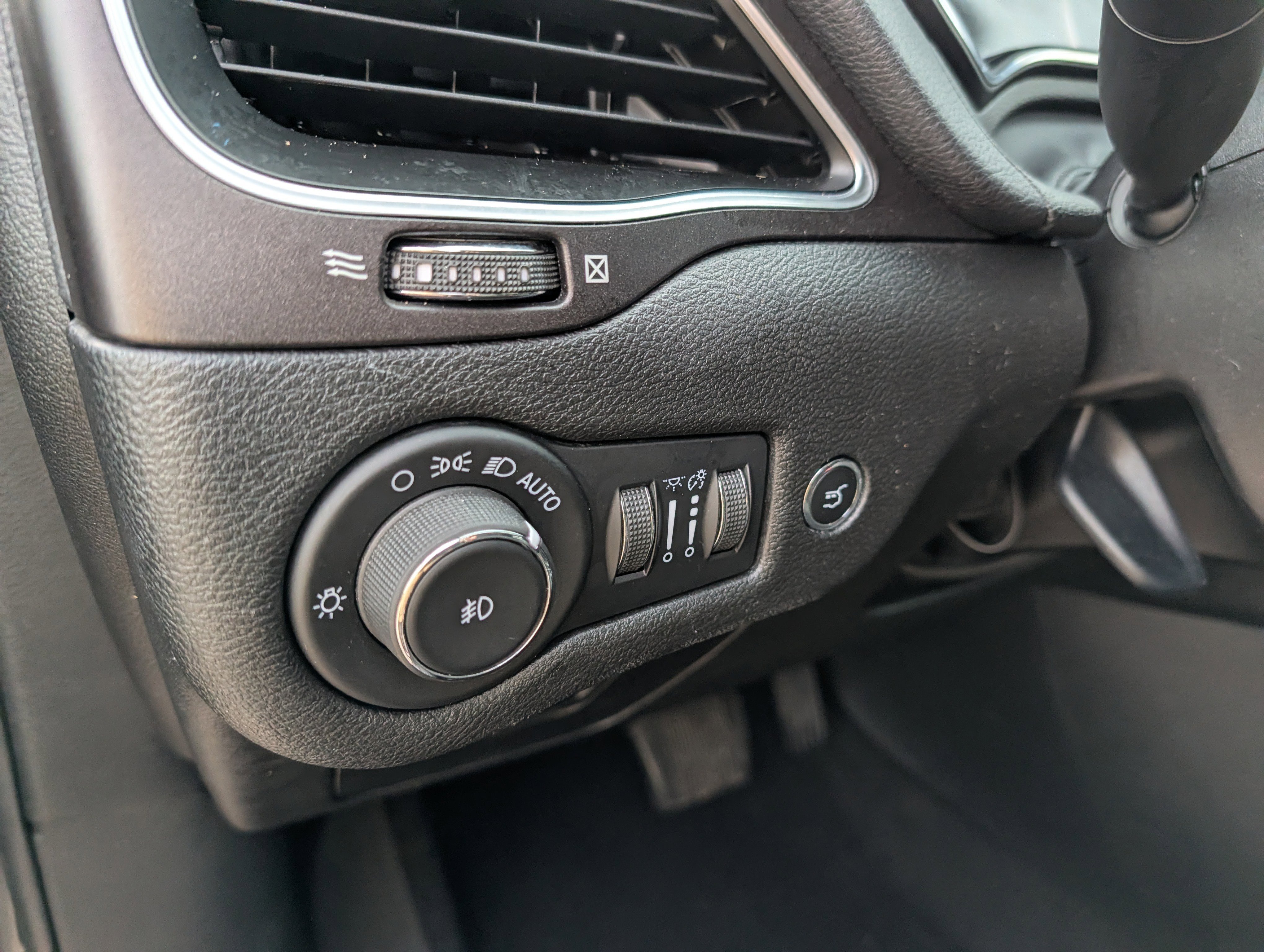 Used 2020 Jeep Cherokee Trailhawk w/ Comfort/Convenience Group image 25