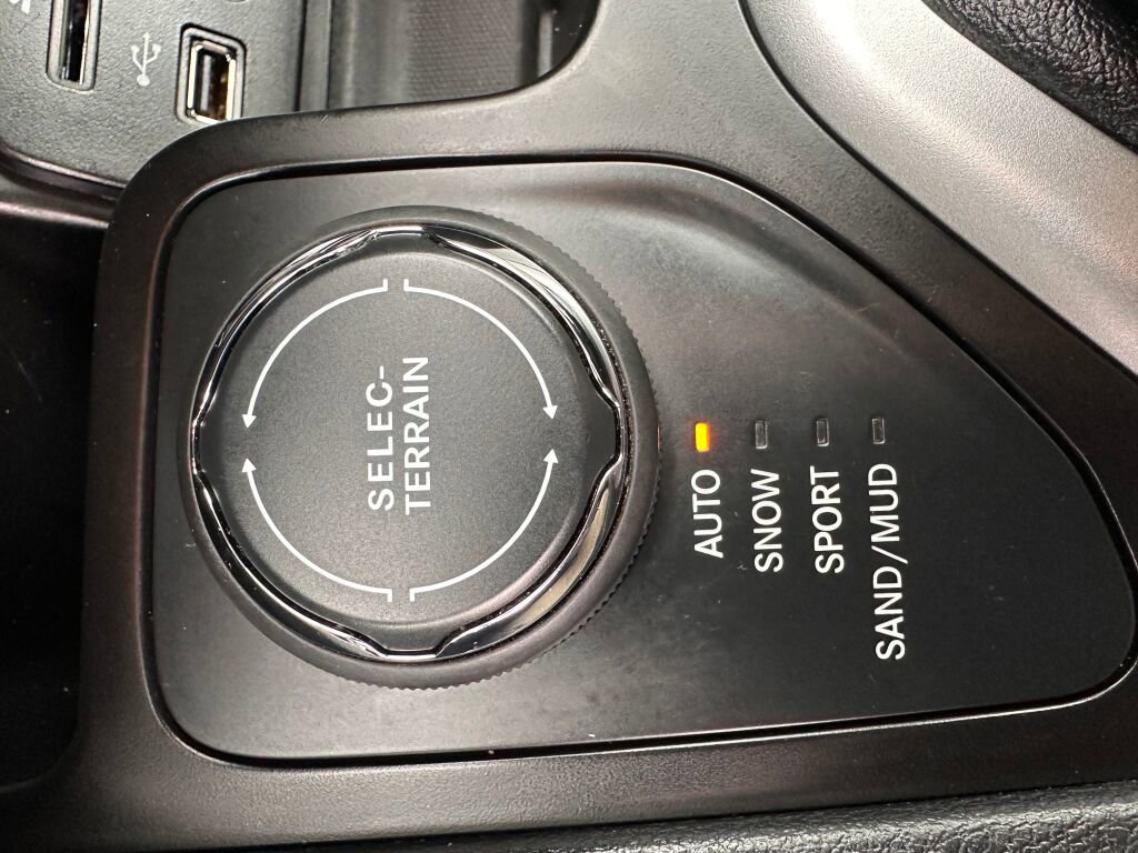 Used 2015 Jeep Cherokee Sport image 16
