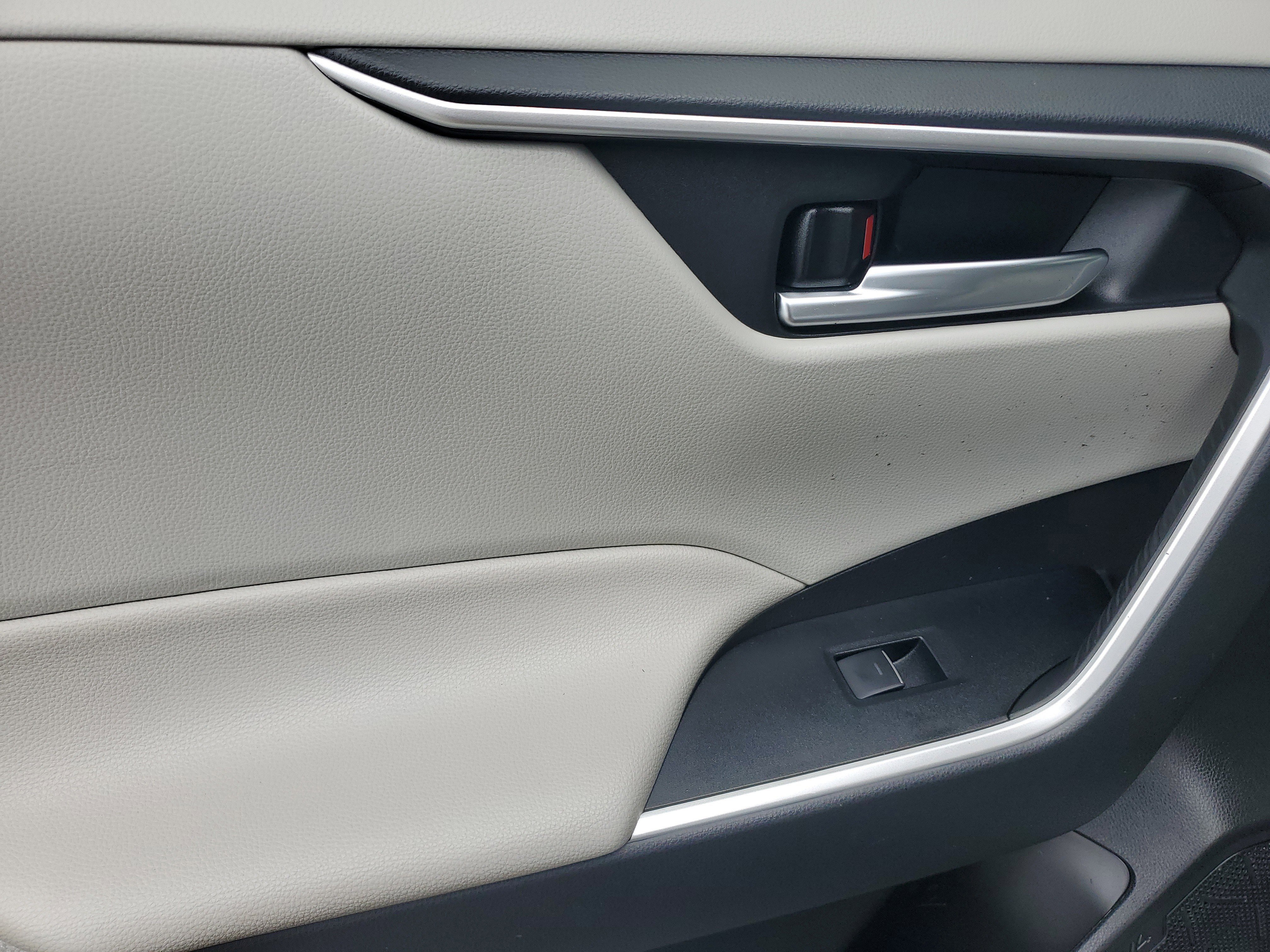 Used 2022 Toyota RAV4 XLE Premium image 14