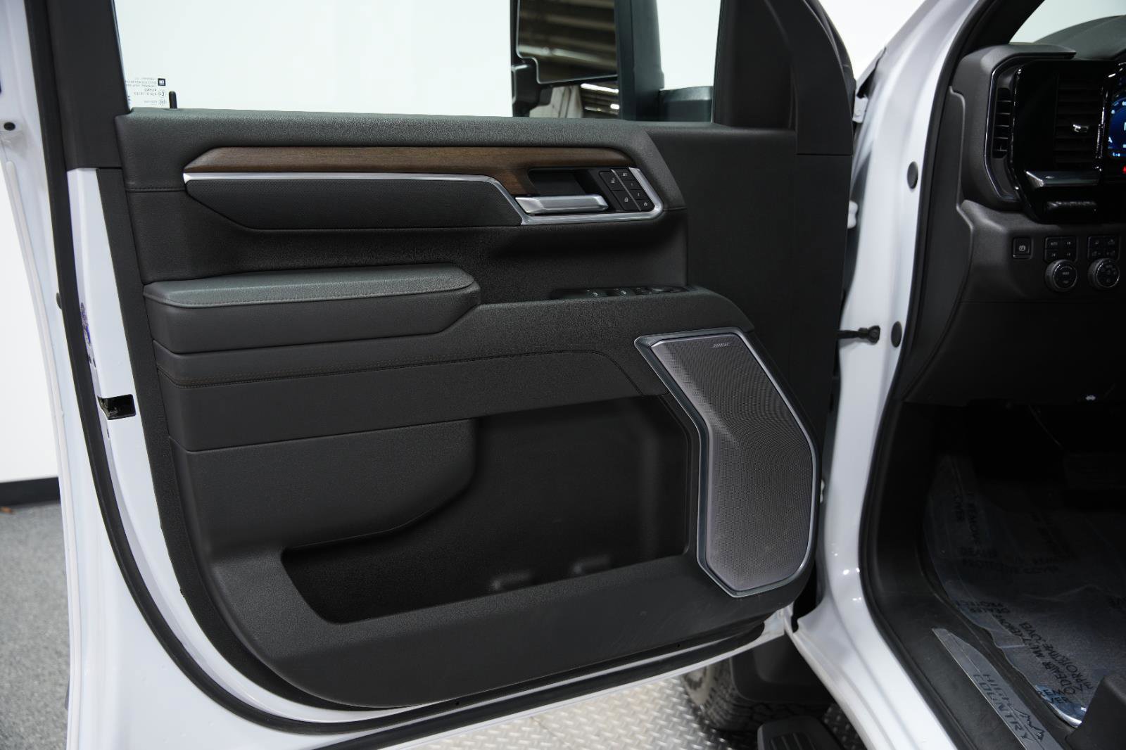Used 2025 Chevrolet Silverado 2500 High Country w/ High Country Premium Package AWD/4WD image 23