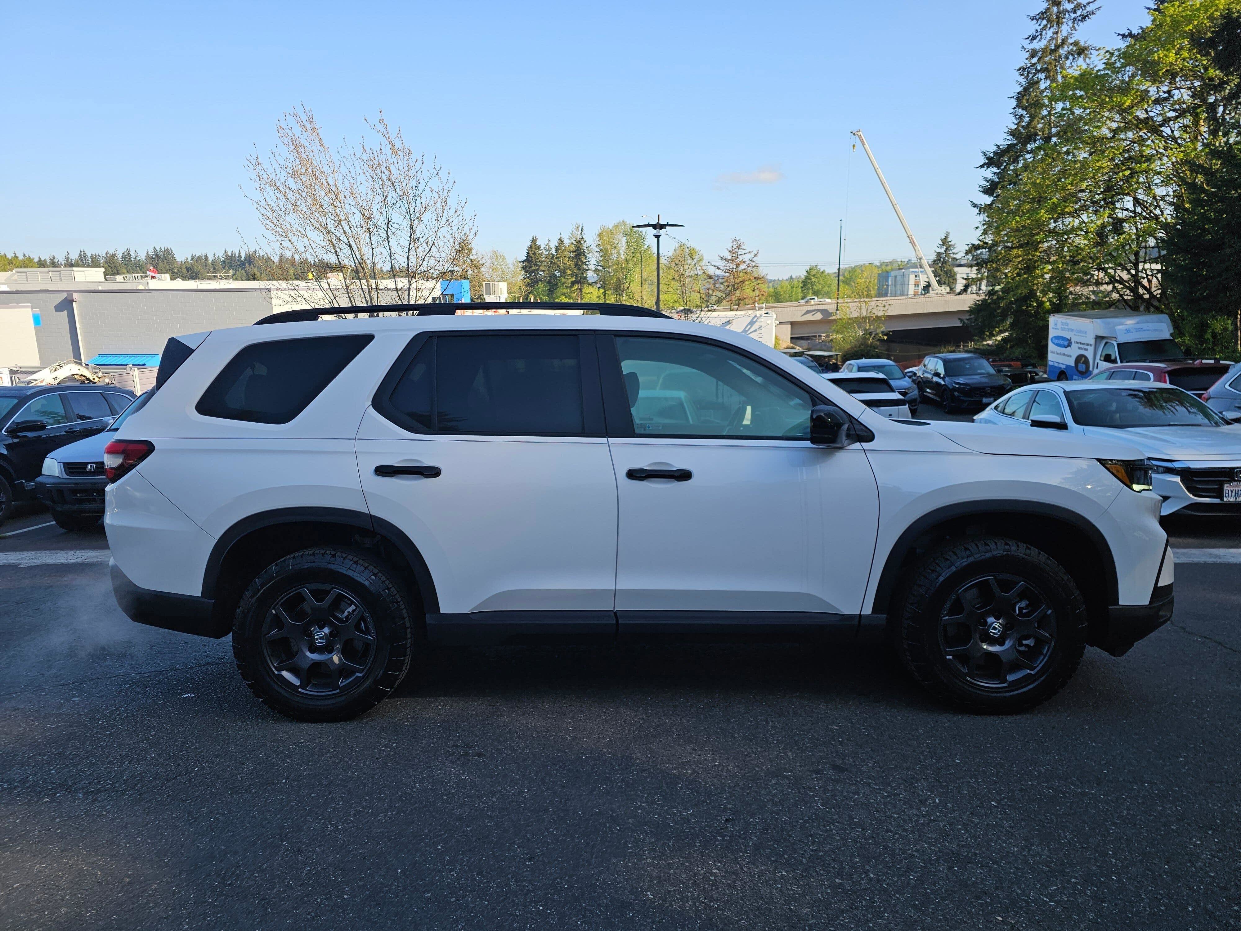 Used 2025 Honda Pilot TrailSport image 8