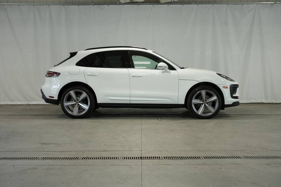 Certified 2025 Porsche Macan AWD/4WD image 8