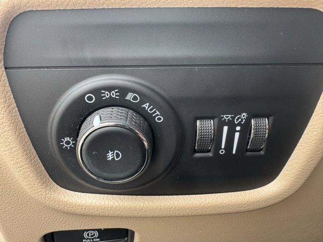 Used 2023 Jeep Grand Cherokee L Limited w/ Luxury Tech Group II image 35