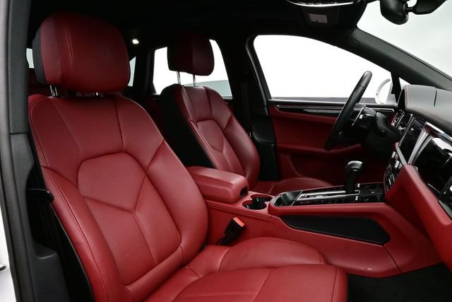 Certified 2025 Porsche Macan AWD/4WD image 17