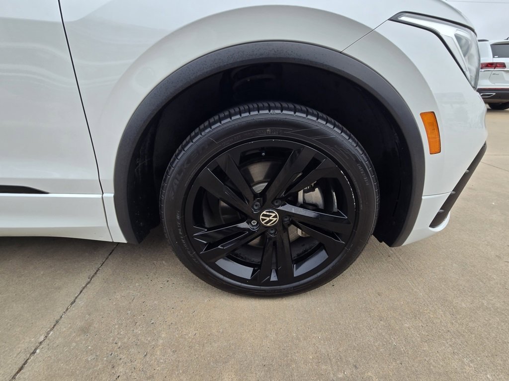 Used 2023 Volkswagen Tiguan SE R-Line image 6