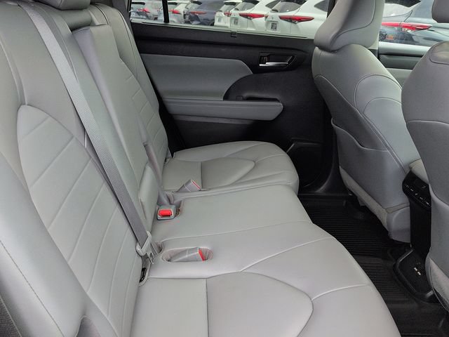 Used 2020 Toyota Highlander XLE AWD/4WD image 11