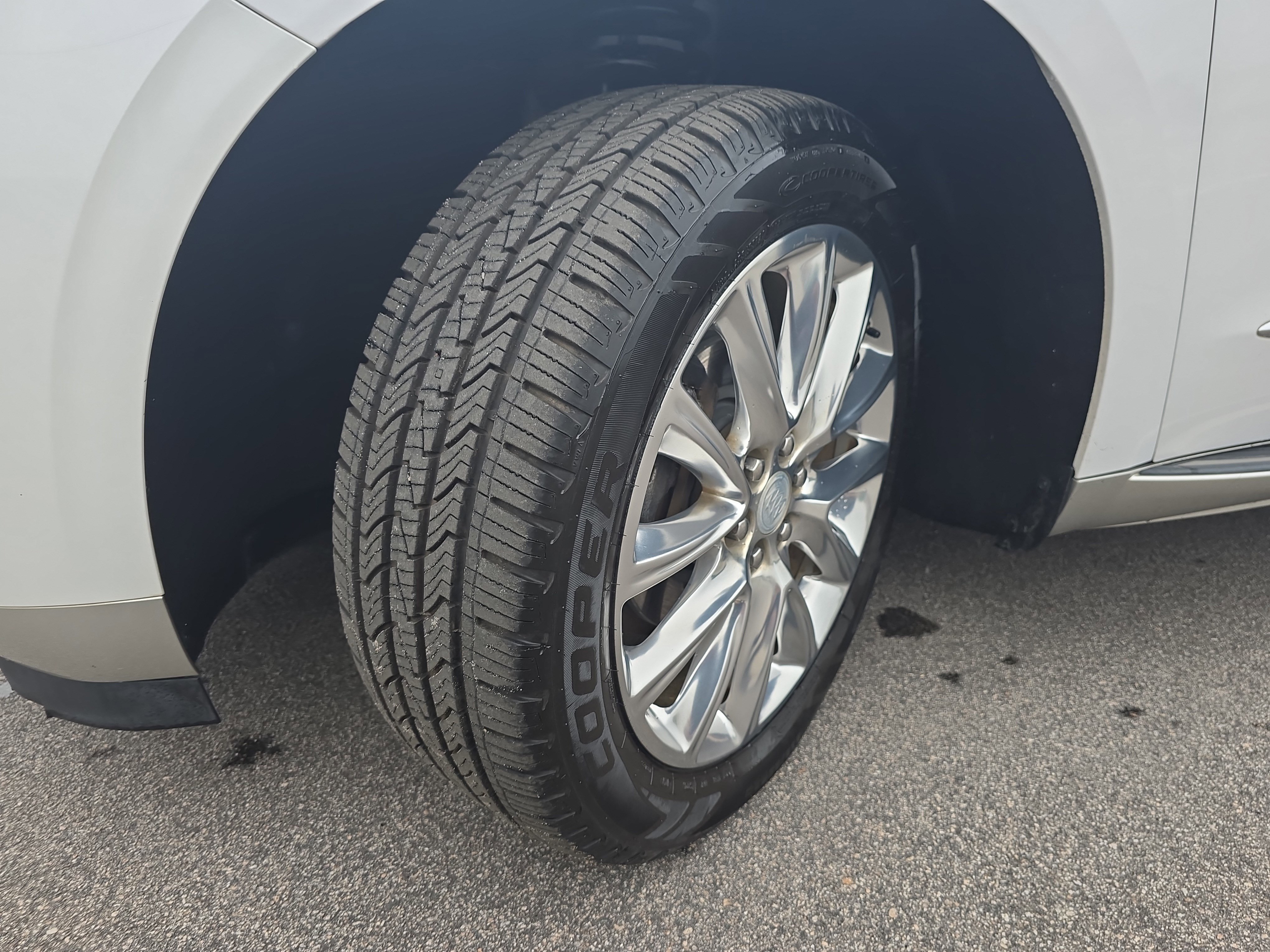 Used 2019 Buick Enclave Essence w/ LPO, Luxury Package FWD image 32