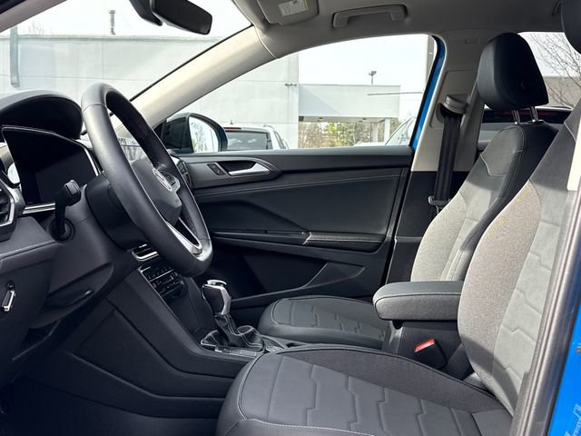 Certified 2025 Volkswagen Taos SE image 12